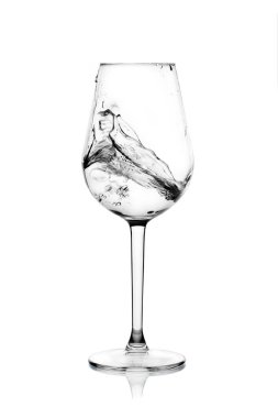 Beyaz arka planda içme suyu olan cam bardak.