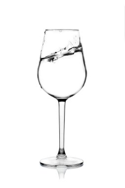 Beyaz arka planda içme suyu olan cam bardak.