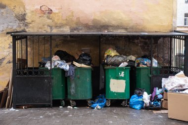 Şehir avlusunda, kış mevsiminde çöplük.