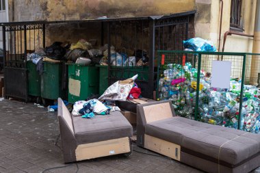 Şehir avlusunda, kış mevsiminde çöplük.