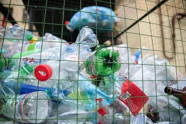 Çöp plastik şişeleri, bir kabın içinde