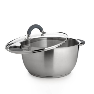 Mutfak aletleri, saplı metal tencere, beyaz arka planda.