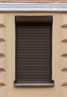  Şehirde eski tarz pencereler, sıva ve dekoratif elementlerle