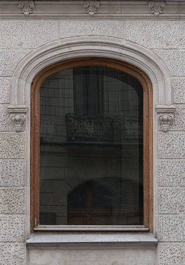  Şehirde eski tarz pencereler, sıva ve dekoratif elementlerle