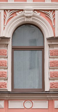  Şehirde eski tarz pencereler, sıva ve dekoratif elementlerle