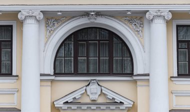 Şehirde eski tarz pencereler, sıva ve dekoratif elementlerle