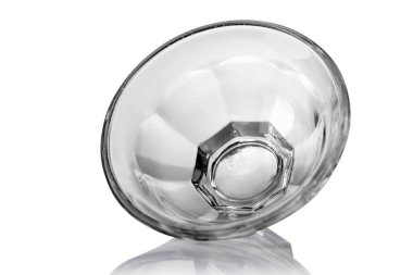 Cam vazo, desenli, beyaz arkaplanlı, yansımalı.