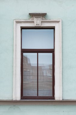 Eski şehir cephelerinde dekoratif unsurlarla pencereler