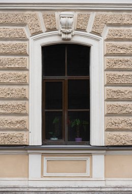 Eski şehir cephelerinde dekoratif unsurlarla pencereler