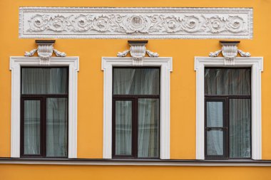 Eski şehir cephelerinde dekoratif unsurlarla pencereler