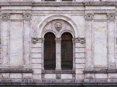 Eski şehir cephelerinde dekoratif unsurlarla pencereler