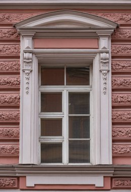 Eski şehir cephelerinde dekoratif unsurlarla pencereler