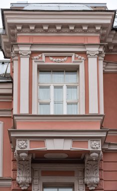 Eski şehir cephelerinde dekoratif unsurlarla pencereler