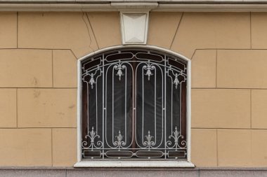 Eski şehir cephelerinde dekoratif unsurlarla pencereler