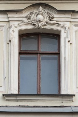 Eski şehir cephelerinde dekoratif unsurlarla pencereler