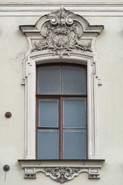 Eski şehir cephelerinde dekoratif unsurlarla pencereler
