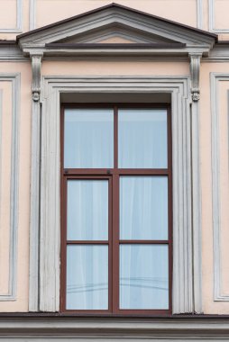 Eski şehir cephelerinde dekoratif unsurlarla pencereler