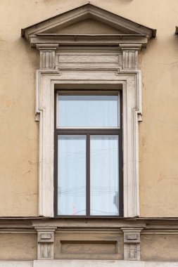 Eski şehir cephelerinde dekoratif unsurlarla pencereler