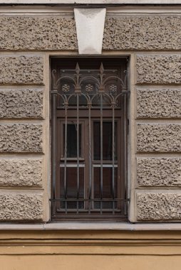 Eski şehir cephelerinde dekoratif unsurlarla pencereler
