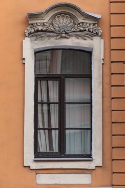 Eski şehir cephelerinde dekoratif unsurlarla pencereler