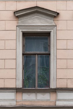 Eski şehir cephelerinde dekoratif unsurlarla pencereler