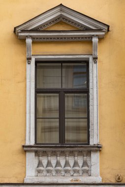 Eski şehir cephelerinde dekoratif unsurlarla pencereler