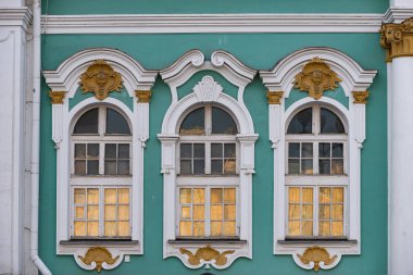 Eski şehir cephelerinde dekoratif unsurlarla pencereler