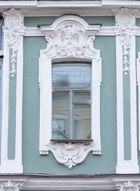 Eski şehir cephelerinde dekoratif unsurlarla pencereler