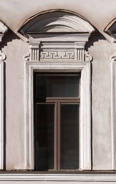 Eski şehir cephelerinde dekoratif unsurlarla pencereler