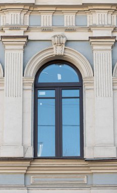 Eski şehir cephelerinde dekoratif unsurlarla pencereler