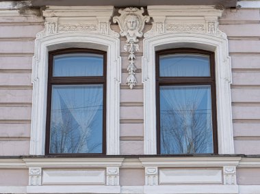 Eski şehir cephelerinde dekoratif unsurlarla pencereler