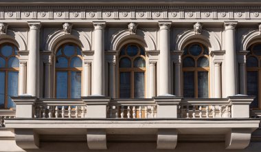 Eski şehir cephelerinde dekoratif unsurlarla pencereler