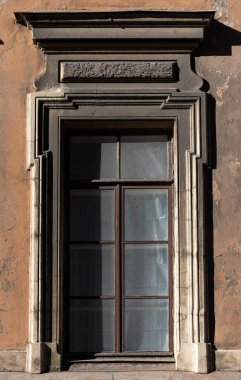  Eski şehir cephelerinde dekoratif unsurlarla pencereler