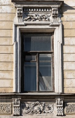  Eski şehir cephelerinde dekoratif unsurlarla pencereler