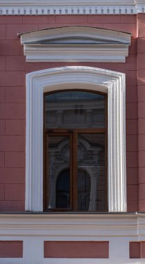  Eski şehir cephelerinde dekoratif unsurlarla pencereler