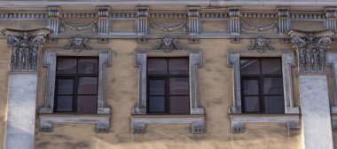  Eski şehir cephelerinde dekoratif unsurlarla pencereler