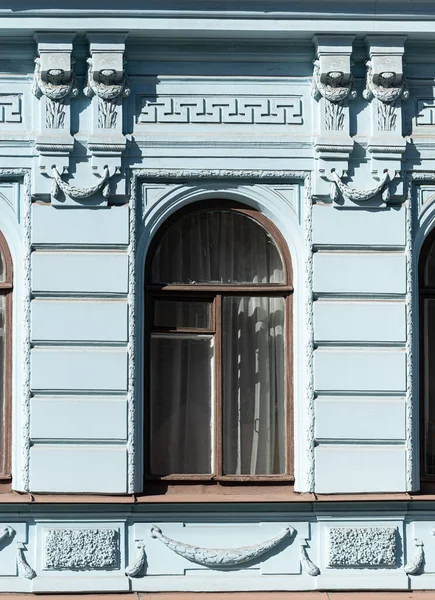 Okna Starých Městských Fasád Dekorativními Prvky — Stock fotografie
