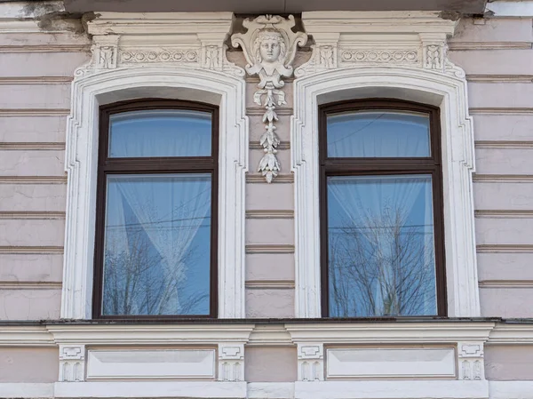 Ablakok Régi Városhomlokzatokra Díszítő Elemekkel — Stock Fotó
