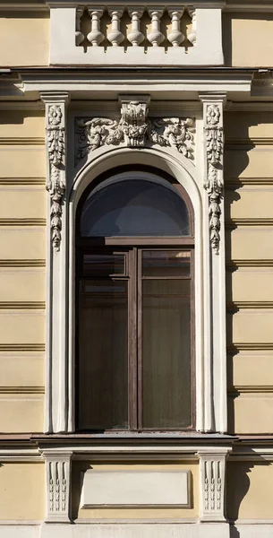 Окна Фасадах Старого Города Декоративными Элементами — стоковое фото