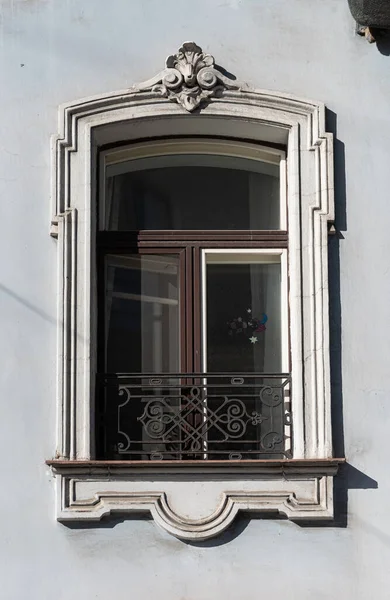 Janelas Fachadas Cidade Velha Com Elementos Decorativos — Fotografia de Stock