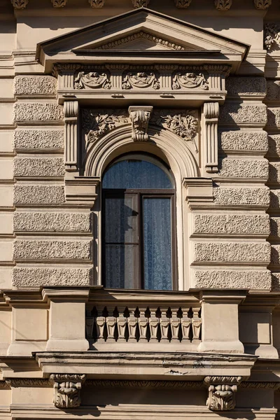 Janelas Fachadas Cidade Velha Com Elementos Decorativos — Fotografia de Stock