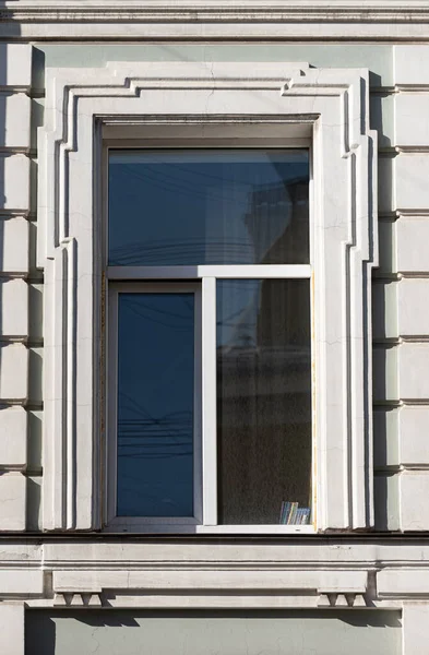Окна Фасадах Старого Города Декоративными Элементами — стоковое фото
