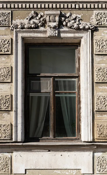 Janelas Fachadas Cidade Velha Com Elementos Decorativos — Fotografia de Stock