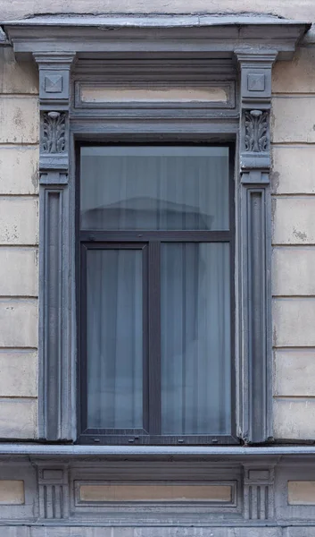 Janelas Fachadas Cidade Velha Com Elementos Decorativos — Fotografia de Stock