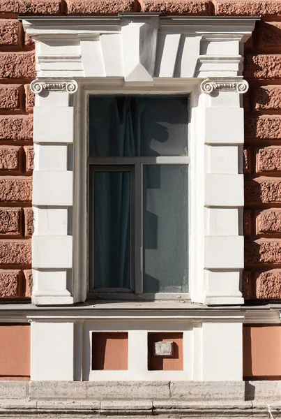 Okna Elewacje Starego Miasta Elementami Dekoracyjnymi — Zdjęcie stockowe