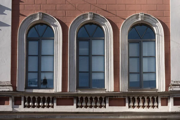 Вікна Старих Міських Фасадах Декоративними Елементами — стокове фото