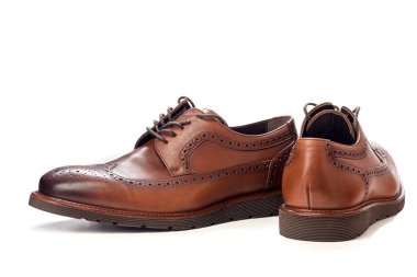 Müfettiş çizmeleri, kahverengi, düz tabanlı, beyaz arka planda.