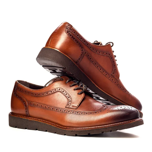 Müfettiş çizmeleri, kahverengi, düz tabanlı, beyaz arka planda.