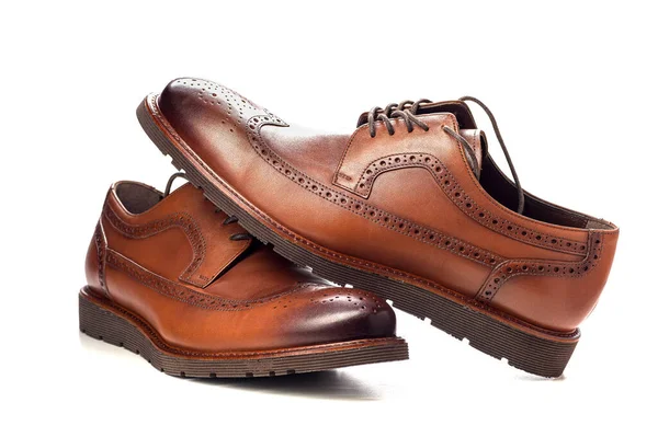 Müfettiş çizmeleri, kahverengi, düz tabanlı, beyaz arka planda.
