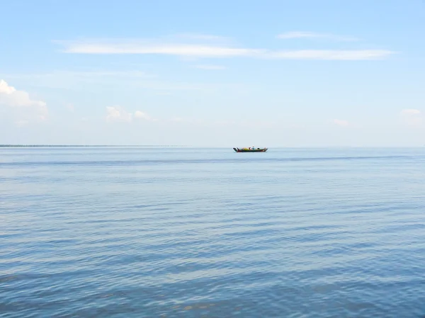 Barco solitário no Camboja — Fotografia de Stock